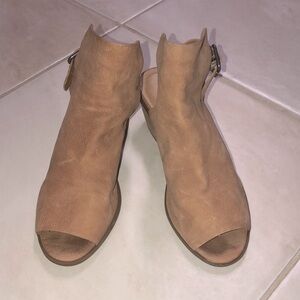 😍 lucky brand sandal booties w stacked heel!